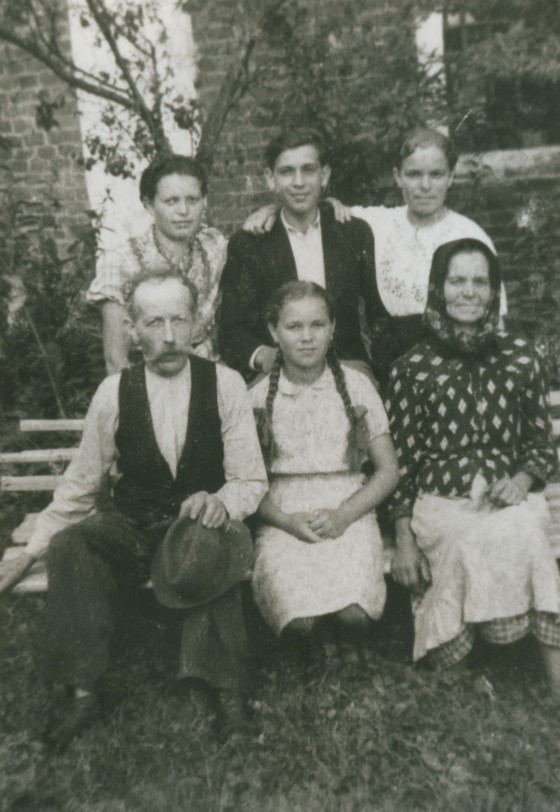 Od lewej gra: Leonia, Henryk, Antonina, d: Dziadziu Sieko, Weronika, Babcia Sieko